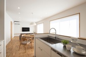 キッチンのステンレス天板はとても丈夫で扱いやすい。デザインもスッキリ