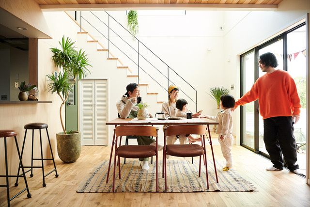 家族で遊べるウッドデッキが楽しいアメリカンスタイルの家のメイン画像