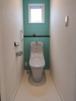 2階トイレの壁紙はグリーンのアクセントクロス