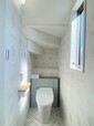 トイレはクラシックエレガントな模様とデザイン。ブルーカラーがポイントです。