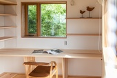 ご夫婦で使用する書斎は、田園とブドウ畑の景色を取り入れ、広葉樹カウンターを採用した落ちつく空間に。