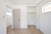 ２階洋室（4.5帖）パールグレーのおしゃれなドアを採用。クローゼットもあります。