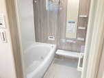 浴室換気乾燥暖房機付きの、窓のついた明るい浴室です♪床もヒヤッとしない素材となっております。