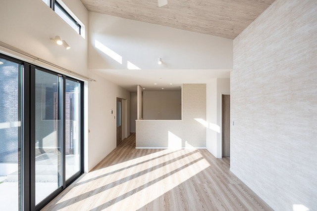 【三木町平木】勾配天井が開放感のあるリビングの家のメイン画像
