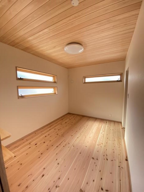 【倉敷市栗坂】スキップフロアと勾配天井が開放的な「木」の匂い香る平屋の家のメイン画像