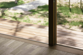 無垢の木の床や木製建具を使用