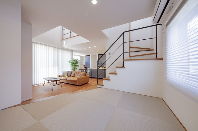 【岡山モデルハウス図鑑】憧れの東山に暮らす　大きな吹き抜けのあるモダンデザイン住宅のメイン画像