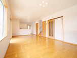 広々リビング♪15畳（リビング・ダイニング）の広間なので、思い通りの家具等の配置ができます。