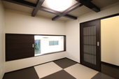 ３層目(中２階)栗色と灰桜色が交互に織り成す琉球畳がまるで料亭の「離れ」のような「空中和室」