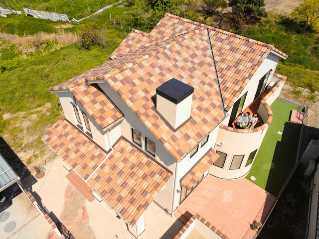 塗り壁とテラコッタ屋根とアイアンでつくる「スパニッシュスタイル」の家のメイン画像